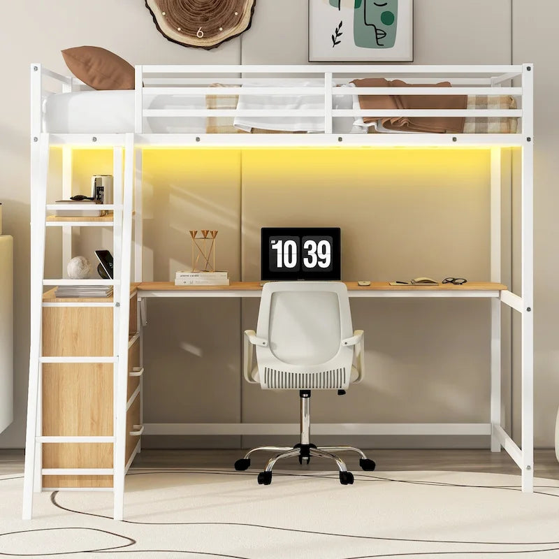 Letto a soppalco singolo in metallo e legno con scrivania e mensole, due cassetti integrati, luci LED e stazione di ricarica USB