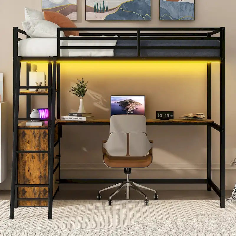 Letto a soppalco singolo in metallo e legno con scrivania e mensole, due cassetti integrati, luci LED e stazione di ricarica USB