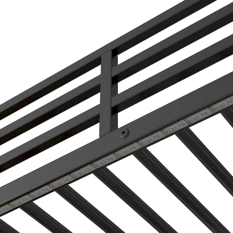 Letto a soppalco singolo in metallo e legno con scrivania e mensole, due cassetti integrati, luci LED e stazione di ricarica USB