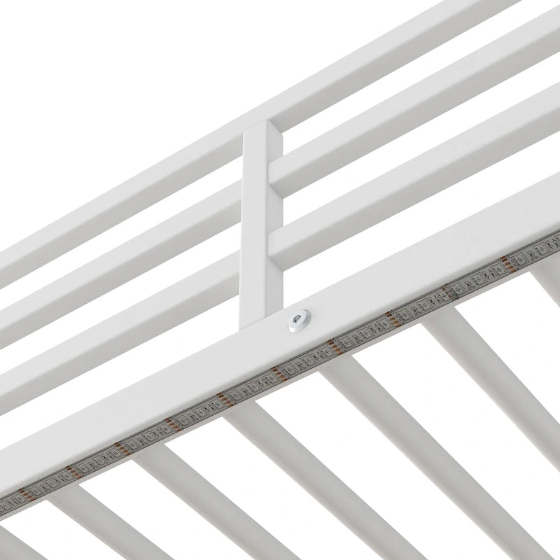 Letto a soppalco singolo in metallo e legno con scrivania e mensole, due cassetti integrati, luci LED e stazione di ricarica USB
