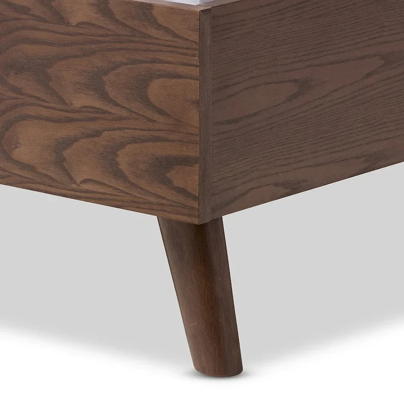 Letto a piattaforma Harjavalta in legno di noce con rivestimento grigio, stile Mid-century