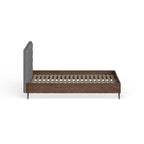Letto a piattaforma Harjavalta in legno di noce con rivestimento grigio, stile Mid-century