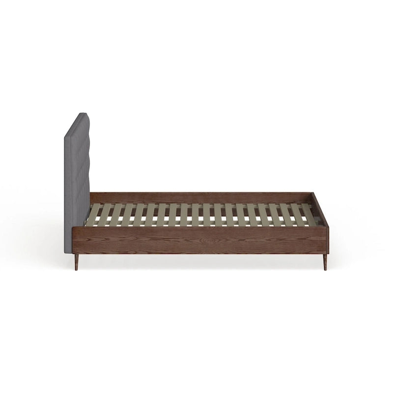 Letto a piattaforma Harjavalta in legno di noce con rivestimento grigio, stile Mid-century