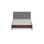 Letto a piattaforma Harjavalta in legno di noce con rivestimento grigio, stile Mid-century