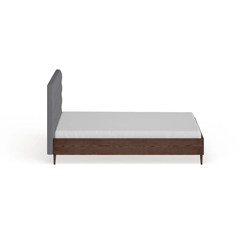 Letto a piattaforma Harjavalta in legno di noce con rivestimento grigio, stile Mid-century