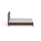 Letto a piattaforma Harjavalta in legno di noce con rivestimento grigio, stile Mid-century