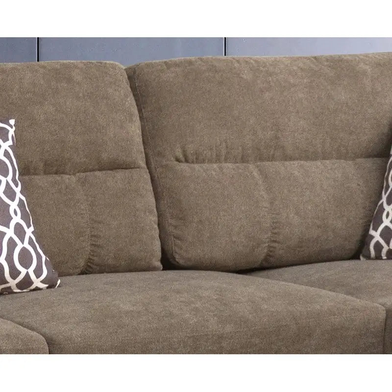 Divano sezionale in tessuto Diego 103.5 con chaise longue a destra, pouf contenitore e 2 cuscini decorativi