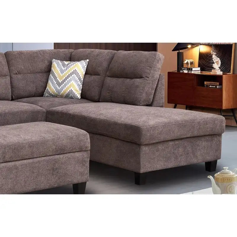Divano sezionale in tessuto Diego 103.5 con chaise longue a destra, pouf contenitore e 2 cuscini decorativi