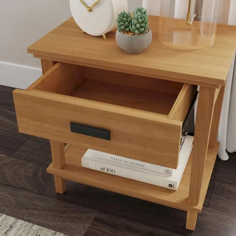 Letto King in legno marrone Oak Park e due comodini