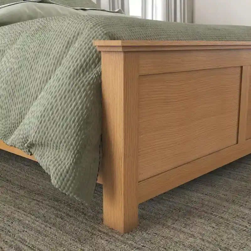 Letto King in legno marrone Oak Park e due comodini