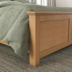 Letto King in legno marrone Oak Park e due comodini