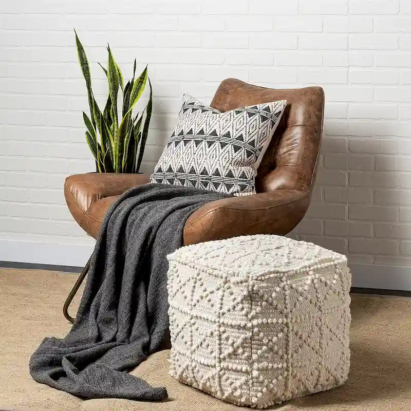 Pouf Leroy Square in lana color crema con lavorazione pop-corn
